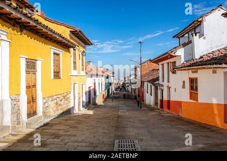 Case colorate su una strada tranquilla in Candelaria , Bogotà‡ , Colombia Foto Stock