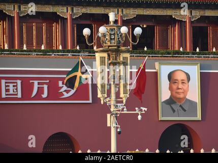 La bandiera nazionale della Giamaica vola al di fuori della Città Proibita per accogliere il Primo Ministro della Giamaica Andrew Holness' visita ufficiale in Cina a Pechino, Foto Stock