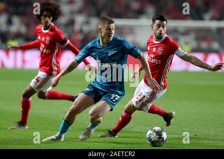 Lisbona, Portogallo. Decimo Dec, 2019. Oleg Shatov (C) di FC Zenit vies con Pizzi (R) di SL Benfica durante la UEFA Champions League gruppo G partita di calcio tra SL Benfica e FC Zenit a Lisbona, Portogallo, Dic 10, 2019. Credito: Pedro Fiuza/Xinhua/Alamy Live News Foto Stock