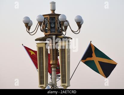 La bandiera nazionale della Giamaica vola al di fuori della Città Proibita per accogliere il Primo Ministro della Giamaica Andrew Holness' visita ufficiale in Cina a Pechino, Foto Stock