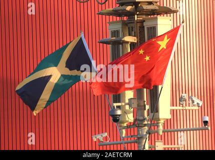 La bandiera nazionale della Giamaica vola al di fuori della Città Proibita per accogliere il Primo Ministro della Giamaica Andrew Holness' visita ufficiale in Cina a Pechino, Foto Stock