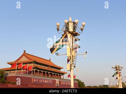 La bandiera nazionale della Giamaica vola al di fuori della Città Proibita per accogliere il Primo Ministro della Giamaica Andrew Holness' visita ufficiale in Cina a Pechino, Foto Stock