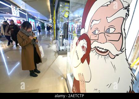 Pechino, Cina. Decimo Dec, 2019. Le decorazioni di Natale ornano memorizza in una galleria internazionale nel centro di Pechino su Martedì, 10 dicembre 2019. Natale è diventato molto popolare di vacanza per celebrare la famiglia, cibo e lo shopping in Cina. Foto di Stefano rasoio/UPI Credito: UPI/Alamy Live News Foto Stock