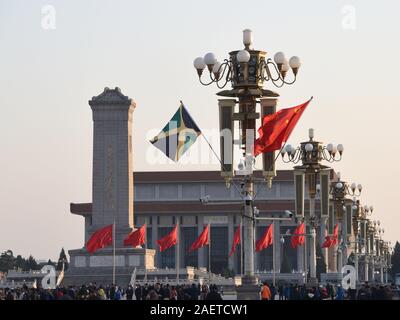 La bandiera nazionale della Giamaica vola al di fuori della Città Proibita per accogliere il Primo Ministro della Giamaica Andrew Holness' visita ufficiale in Cina a Pechino, Foto Stock