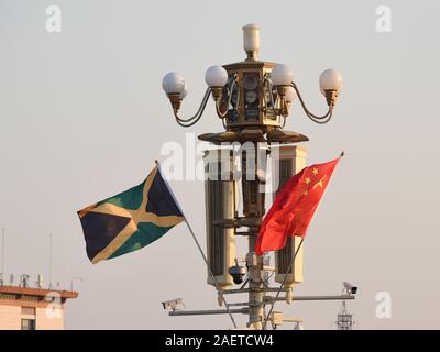 La bandiera nazionale della Giamaica vola al di fuori della Città Proibita per accogliere il Primo Ministro della Giamaica Andrew Holness' visita ufficiale in Cina a Pechino, Foto Stock