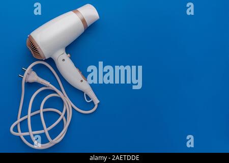 Semplice bianco asciugacapelli isolata sulla superficie di colore vista superiore Foto Stock