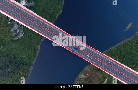 Una veduta aerea di Yachi River Bridge, uno dei più lunghi di cavo alloggiato ponti e quarto ponte più alto del mondo, nella città di Guiyang, sud-ovest Foto Stock