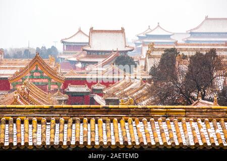 --FILE--una meraviglia scenario della Città Proibita, un complesso palazzo dell'ex cinesi dinastie imperiali, coperto di neve, a Pechino, in Cina, 14 FE Foto Stock