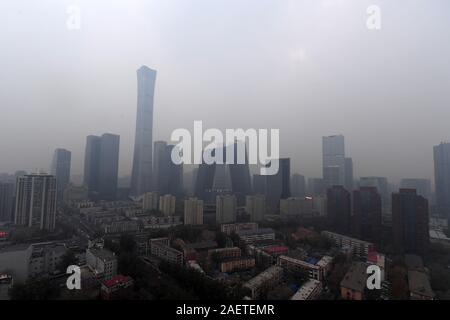 Vista dei grattacieli coperti da pesanti haze nell area del centro cittadino di Pechino, Cina, 22 novembre 2019. Foto Stock