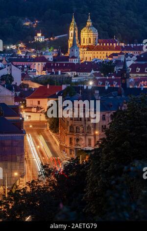 Vista città con vista verso la chiesa di San Nicola, tracce di luce, crepuscolo, Praga Lesser Town, Praga, Repubblica Ceca Foto Stock