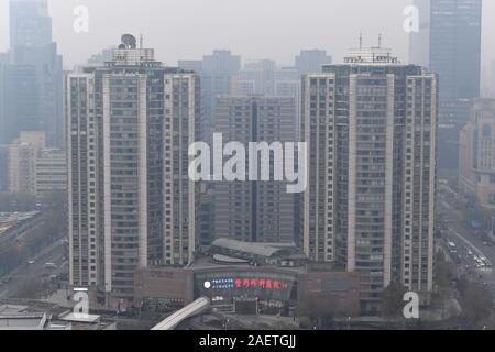 Vista dei grattacieli coperti da pesanti haze nell area del centro cittadino di Pechino, Cina, 22 novembre 2019. Foto Stock