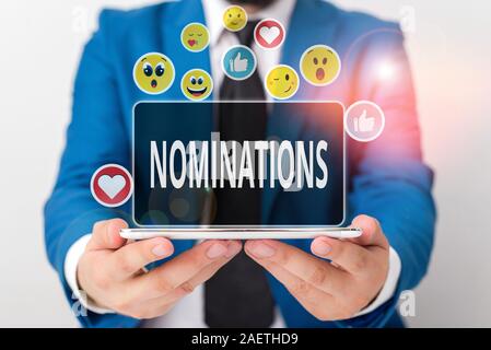 La scrittura della nota mostra le candidature. Il concetto di business per l'atto di ufficialmente suggerendo qualcuno per un lavoro o posizione Foto Stock