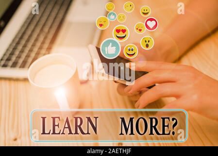 La scrittura della nota mostra ulteriori informazioni domanda. Il concetto di business per acquisire conoscenze o abilità a studiare la pratica Foto Stock