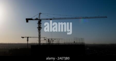 (191211) -- PECHINO, Dic 11, 2019 (Xinhua) -- Foto scattata a Dic. 10, 2019 mostra il cantiere per la costruzione del Distretto Centrale degli Affari (CBD) nella nuova capitale amministrativa, Egitto. Egiziano e funzionari cinesi hanno salutato il martedì il progresso in co-costruzione di enormi grattacieli in Egitto è di nuovo capitale amministrativa. Sul sito di costruzione, 50 km a est della capitale egiziana Il Cairo, Cina membro Construction Engineering Corporation (CSCEC) segnato il progresso con i partner egiziano in una conferenza di cerimoniale che ha visto la partecipazione di funzionari da parte dell'Egitto alloggi ministero e l'ambasciata cinese di Cair Foto Stock