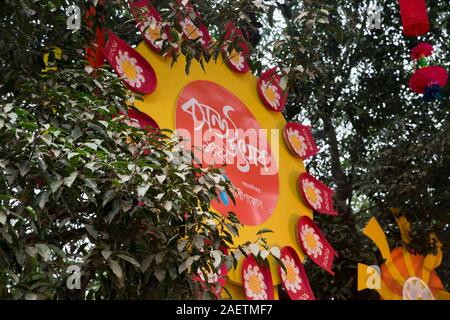 Celebrando 'Pahela Falgun" - il primo giorno di primavera in lingua bengalese calendario - all università di Dhaka alle belle arti della Facoltà. Dacca in Bangladesh Foto Stock