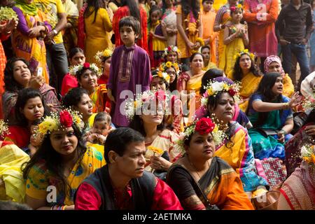 Celebrando 'Pahela Falgun" - il primo giorno di primavera in lingua bengalese calendario - all università di Dhaka alle belle arti della Facoltà. Dacca in Bangladesh Foto Stock