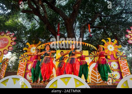 Ballerini eseguono presso la Facoltà di Belle Arti di università di Dhaka di dare il benvenuto a molla, re delle stagioni, il primo giorno del mese in bengali del Falgun. D Foto Stock