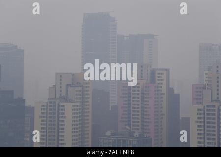 Vista dei grattacieli coperti da pesanti haze nell area del centro cittadino di Pechino, Cina, 22 novembre 2019. Foto Stock