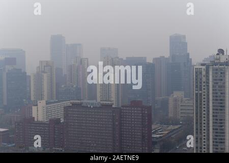 Vista dei grattacieli coperti da pesanti haze nell area del centro cittadino di Pechino, Cina, 22 novembre 2019. Foto Stock