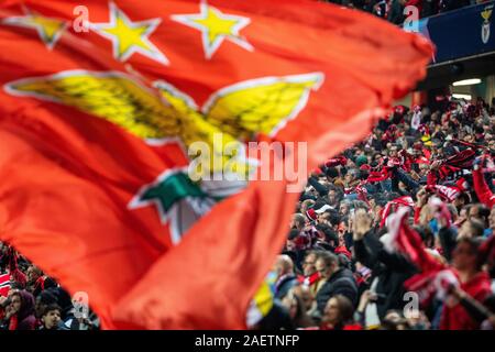 Lisbona, Portogallo. Decimo Dec, 2019. Benfica sostenitori sono visto durante la UEFA Champions League 2019/2020 partita di calcio tra SL Benfica e FC Zenit a Lisbona.(punteggio finale; SL Benfica Lisbona 3:0 FC Zenit) Credito: SOPA Immagini limitata/Alamy Live News Foto Stock