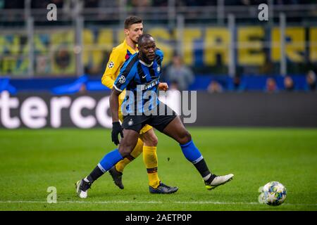 Milano, Italia. 10 dicembre, 2019. Romelu Lukaku (Inter) Clemente Lenglet (FC Barcelona) durante la Uefa hampions League 2019 2020 match tra Inter 1-2 FC Barcellona a Giuseppe Meazza sul dicembre 10, 2019 di Milano, Italia. Credito: Maurizio Borsari/AFLO/Alamy Live News Foto Stock