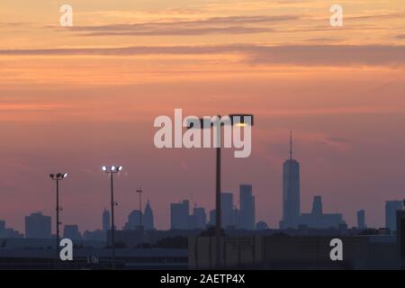 Vista al tramonto della città edifici dall'interno del FFK aeroporto con un po' di luce riflessi e la riflessione sul vetro Foto Stock