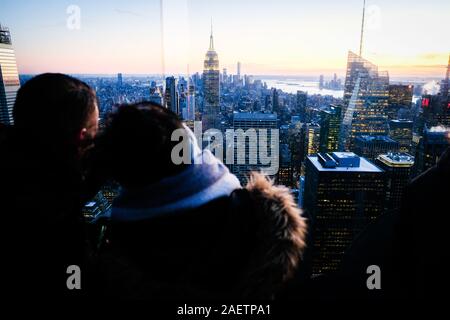Vista dal Rockefeller Center di skyline di Manhattan a sud di Rockefeller Center di New York, NY. Foto Stock