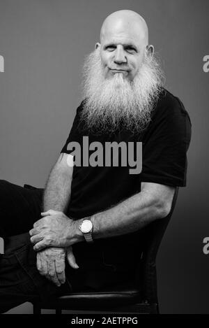 Coppia uomo calvo con una lunga barba bianca in bianco e nero Foto stock -  Alamy