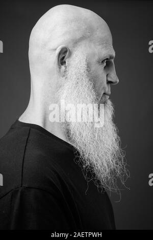 Coppia uomo calvo con una lunga barba bianca in bianco e nero Foto stock -  Alamy