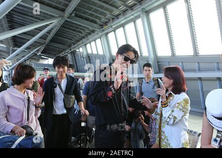 **TAIWAN OUT * * modello Taiwanese, attrice, cantante e televisione ospitante Lin Chi-ling e suo marito Ryohei Kurosawa incontrarsi con la famiglia presso il treno stazio Foto Stock