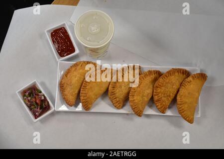 Un Overhead Shot di cucinati freschi Empanadas Foto Stock