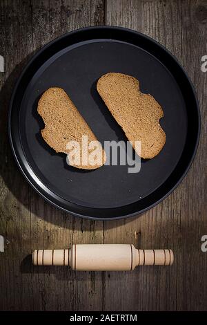 Due fette di pane su un vassoio nero Foto Stock