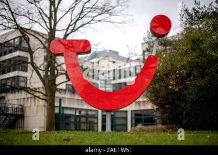 Hannover, Germania. 09Dec, 2019. Illustrazione - Il logo del tour operator TUI è posto di fronte alla sede centrale dell'azienda. Il turismo di gruppo presenterà le sue figure per l'esercizio passato su 11.12.2019 in Hannover. Credito: Sina Schuldt/dpa/Alamy Live News Foto Stock