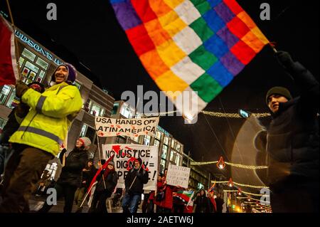 Amsterdam, Paesi Bassi. Decimo Dec, 2019. Alcuni cileni tenendo bandiere durante il mese di marzo.internazionale di diritti umani giorno, diverse piattaforme di Latina ha organizzato una marcia attraverso le strade del centro di Amsterdam per protestare contro le violazioni dei diritti umani in America Latina. Il mese di marzo ha iniziato a Waterlooplein a Dam Square dove le luci per le vittime sono stati accesi. Credito: SOPA Immagini limitata/Alamy Live News Foto Stock