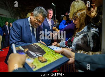 Sacramento, CA, Stati Uniti d'America. Decimo Dec, 2019. George Lopez firma autografi come egli cammina il tappeto rosso durante il XIII California annuale Hall of Fame presso il Museo della California Martedì, Dicembre 10, 2019 a Sacramento. Credito: Paolo Kitagaki Jr./ZUMA filo/Alamy Live News Foto Stock