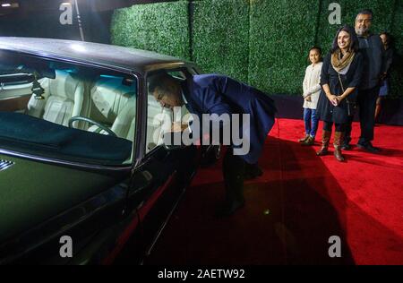 Sacramento, CA, Stati Uniti d'America. Decimo Dec, 2019. George Lopez guarda all'interno di Kiran Khatri's 1973 Grand Prix e autografi anche la sede a piedi il tappeto rosso durante il XIII California annuale Hall of Fame presso il Museo della California Martedì, Dicembre 10, 2019 a Sacramento. Credito: Paolo Kitagaki Jr./ZUMA filo/Alamy Live News Foto Stock