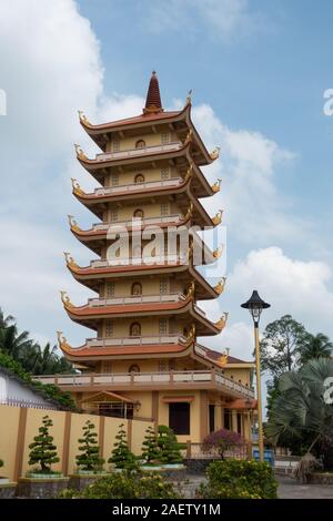 Una torre con molte storie e tetti a Vinh Trang pagoda vicino a My Tho, Vietnam Foto Stock