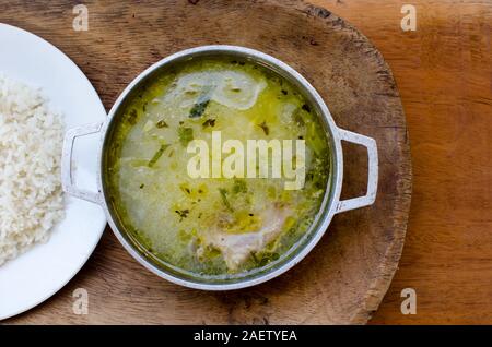 Tradizionale cibo panamense noto come 'sancocho' o la zuppa di pollo accompagnato con "arroz blanco' o riso bianco. Foto Stock