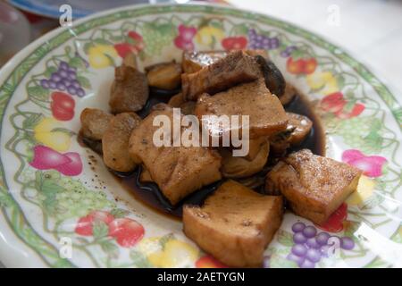 Pan tofu fritto è servito in una salsa di funghi in un ristorante vegano nella città di Ho Chi Minh (Saigon ), Vietnam Foto Stock