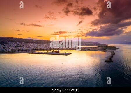 Città di Rethimno con il forte di Fortezza e di Creta, Grecia. Foto Stock