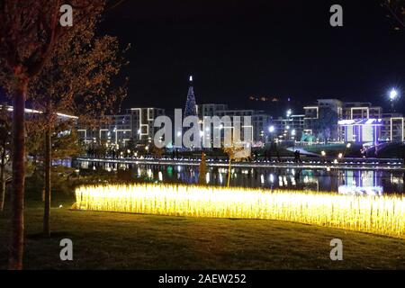 Tashkent, Uzbekistan. Decimo Dec, 2019. Le decorazioni sono impostati per la prossima stagione di Natale a Tashkent, Uzbekistan, Dic 10, 2019. Credito: Zafar Khalilov/Xinhua/Alamy Live News Foto Stock