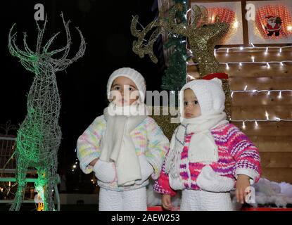 Tashkent, Uzbekistan. Decimo Dec, 2019. I bambini sono visti con decorazioni impostato per la prossima stagione di Natale in background in Tashkent, Uzbekistan, Dic 10, 2019. Credito: Zafar Khalilov/Xinhua/Alamy Live News Foto Stock