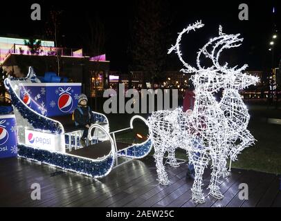 Tashkent, Uzbekistan. Decimo Dec, 2019. Le decorazioni sono impostati per la prossima stagione di Natale a Tashkent, Uzbekistan, Dic 10, 2019. Credito: Zafar Khalilov/Xinhua/Alamy Live News Foto Stock