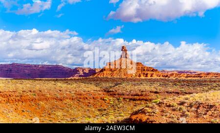 La pietra arenaria rossa Buttes e pinnacoli in semi paesaggio desertico nella Valle degli Dèi stato parco nei pressi di Mexican Hat, Utah, Stati Uniti Foto Stock