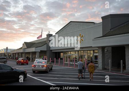 Gli acquirenti fuori da un negozio Walmart a Kailua-Kona, sull'isola Bid, Hawaii, visto al tramonto giovedì 28 novembre 2019. Foto Stock