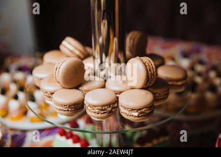 Amaretti al cioccolato giacciono su di un vetrino per dessert. Candy bar. Foto Stock
