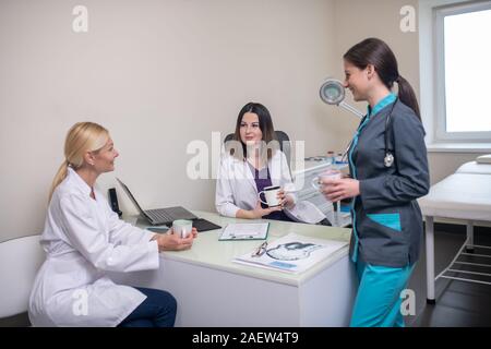 Medici in clinica neurologycal parlare dopo il turno Foto Stock