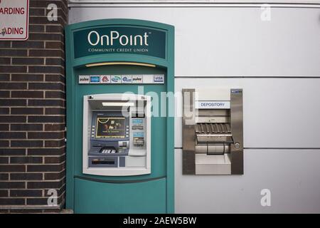 Il distributore OnPoint Community Credit Union ATM è visto nel centro di Portland, Oregon, il 5 novembre 2019. Foto Stock