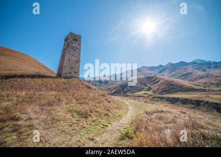 Dargavs, la città medievale di morti nelle montagne del Caucaso. Ossezia del nord. Girato in un drone. Foto Stock