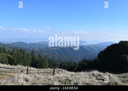 Distante vedute di San Francisco emergere dalla nebbia dalla sommità del Mt. Tamalpais, il punto più in alto a Marin County, California, Stati Uniti d'America. Foto Stock